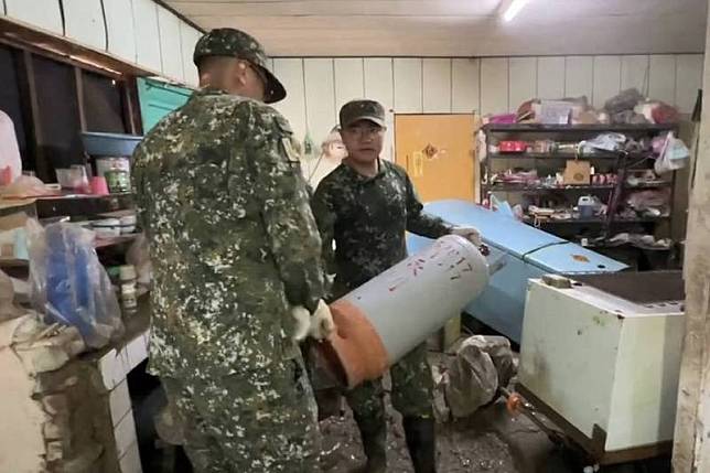 台南市白河區10日晚間因雨勢過大溪水暴漲，造成部 分地區聚落淹水，國軍派員前往協助居民清理善後。 （讀者提供） 中央社記者楊思瑞台南傳真 112年9月11日