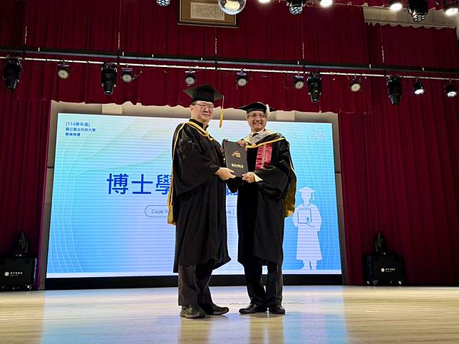 包小柏（右）13日出席國立臺北科技大學畢業撥穗典禮，獲校方授予管理學院博士學位證書。唱戲世界娛樂提供