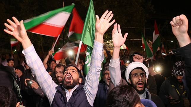 2024年4月14日凌晨，伊朗革命衛隊對以色列展開空襲後，伊朗民眾上街歡慶。路透社