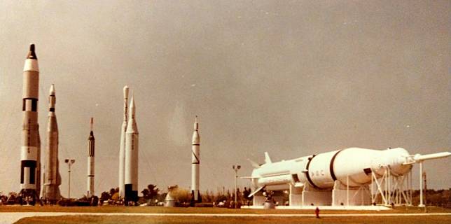 矗立在甘迺迪太空中心「火箭花園」的每一具火箭，都是好幾十公尺高的龐然大物。