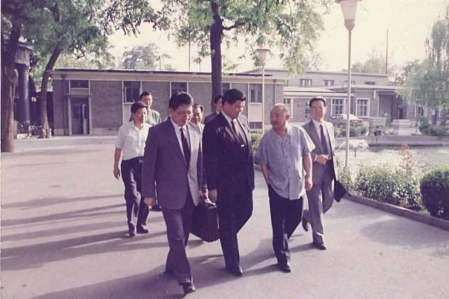 兩岸密使》1992年9月3日，張榮豐與曾永賢、葉選寧（前排自左一至左三）前往楊尚昆辦公室途中。（張榮豐臉書）