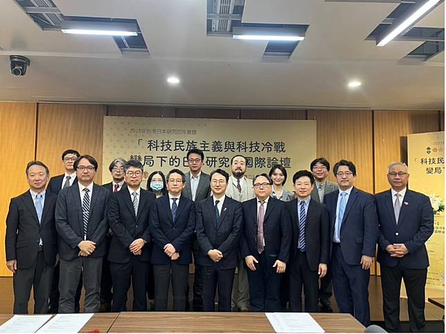 「科技民族主義與科技冷戰變局下的日本研究」國際論壇4月18、19兩日於政大舉行，前排中為日本台灣交流協會副代表服部崇。圖：台日研究院提供