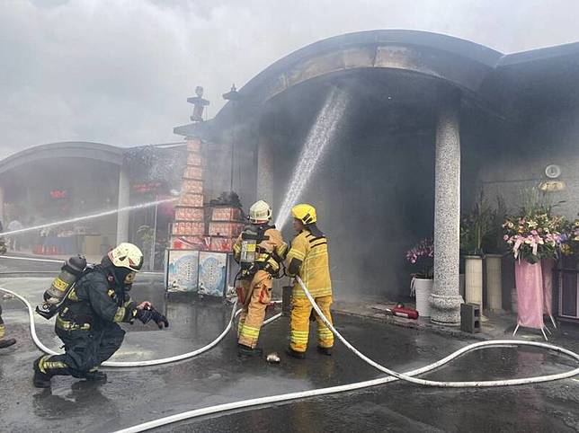 禮儀公司寄棺室火警，遺體疑遭波及。(民眾提供)