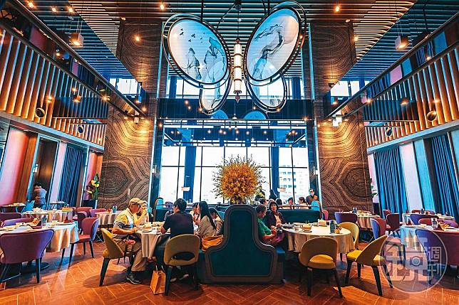 飯店的中餐廳「逸薈軒」以大膽的紫、黑、金為主色，營造優雅宮廷風格。