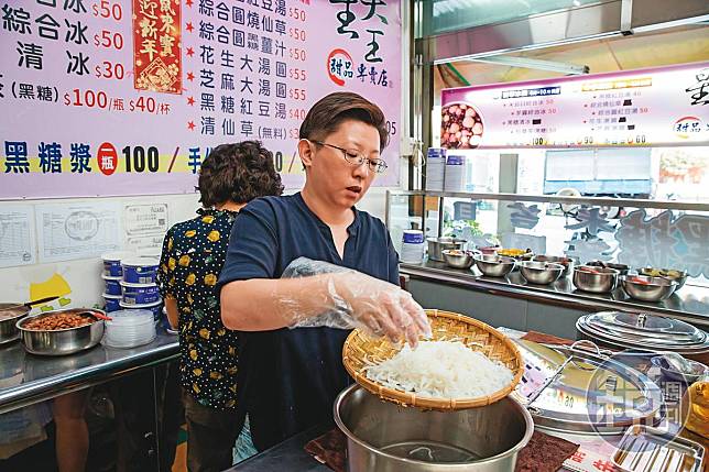 詹子晴（前）開店，母親是她最強助手，每天一起到店備料、煮黑糖漿。