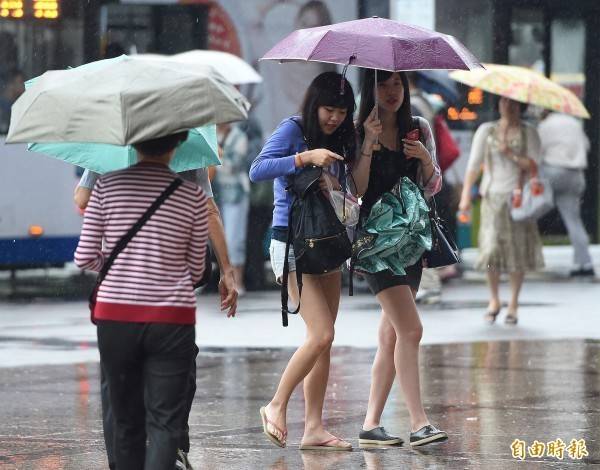 中央氣象局在今(6)天下午2點50分，針對全台8縣市發布大雨、豪雨以及大豪雨特報，提醒外出的民眾要攜帶雨具。(資料照)