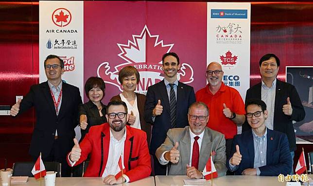 加拿大商會主席湯普森(Brandon Thompson，前排左一)與加拿大辦事處代理代表、貿易暨投資處處長敬獵人(Ed Jager，前排左二)1日主持加拿大國慶日記者會，宣布7月1日相關慶祝活動。(記者張嘉明攝)