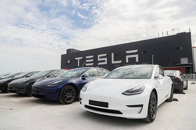 Photo taken on Oct. 26, 2020 shows the Tesla China-made Model 3 vehicles at its gigafactory in Shanghai, east China. (Xinhua/Ding Ting)