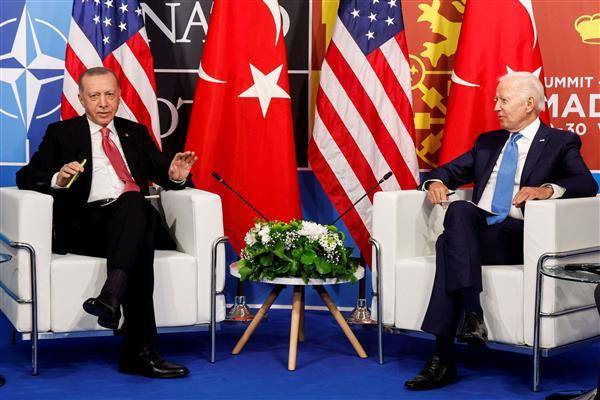 土耳其總統艾爾段（左）與美國總統拜登（右）29日在北約峰會期間會面。路透社