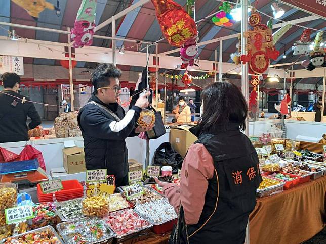 消保官突擊稽查年貨大街攤商。（示意圖，資料照片） 圖：桃園市法務局/提供