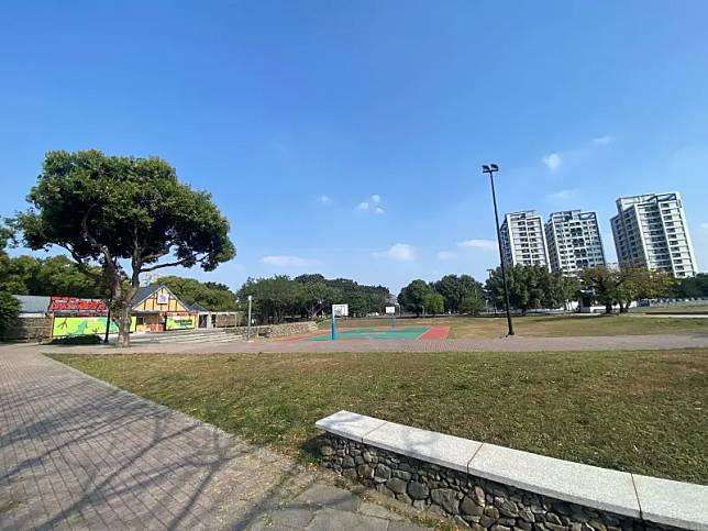 ▲台南平實重劃區內佔地7公頃的平實公園，南北向長型的設計，巧妙地將住宅區和商業區分隔在東西兩側。（圖／信義房屋提供）