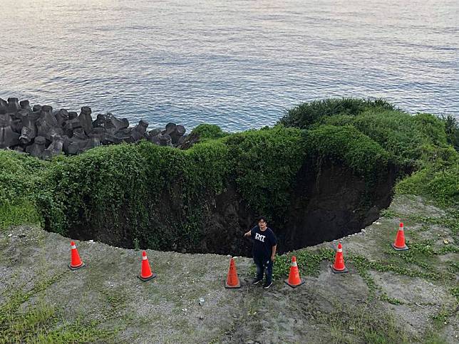 花蓮》花蓮台11線公路旁赫見10米深洞 民代憂道路恐掏空