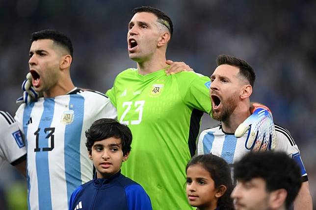 阿根廷球員於決賽前唱國歌，Emi Martinez身上穿得甚至不是代表王牌門神的一號球衣。 圖片來源：阿根廷足協代表隊IG