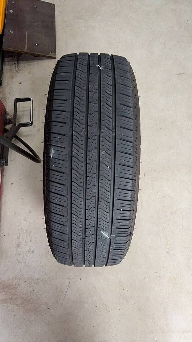 超詭異！新竹市驚現奪胎飛鏢，同一時間有5台車遭殃，全是左後輪中鏢。(擷取自汪小姐社群貼文)