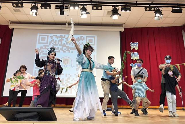 提前慶祝母親節，明華園星字戲劇團在河堤國小演出時，與親子舞台上互動，氣氛熱絡。　（記者王正平攝）