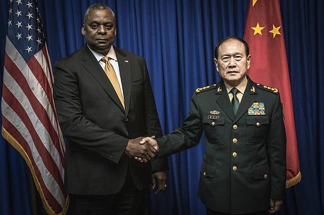 美國防長奧斯汀（左）去年11月和中國前任防長魏鳳和會面時，提及恢復對話機制的重要性。（取自DVIDS）