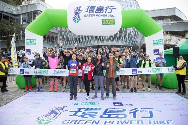 Dr. Jackie Yip, Assistant Director (Country Parks) of the Agriculture, Fisheries and Conservation Department (second right); Ms. Sally Wan, Chief Executive Officer, AXA Greater China (second left); Ms. Angela Wong, Chief Marketing and Customer Officer, AXA Hong Kong and Macau (first left); and Dr. Cheng Luk Ki, Director of Green Power (first right) served as officiating guests for the 50km race's kick-off ceremony and cheered on the participants at the Peak Road Garden.