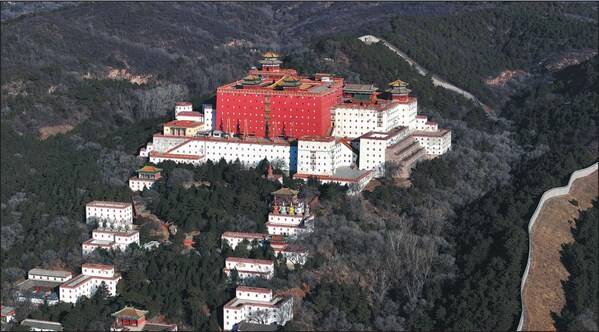 An aerial photo of the Putuo Zongcheng Temple, one of the outlying temples of the Chengde Mountain Resort built to forge connections with other ethnic groups during the Qing Dynasty (1644-1911). ZOU HONG/CHINA DAILY