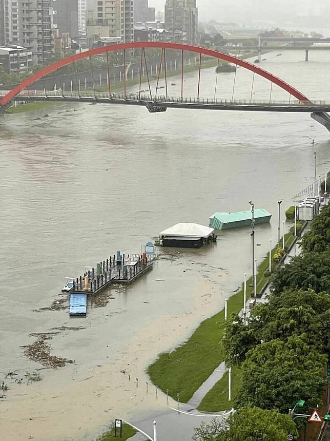 台北市議員許淑華提醒，基隆河水位高漲，堤外貨櫃屋都已漂在河上，民眾切勿前往河堤。(翻攝許淑華臉書)