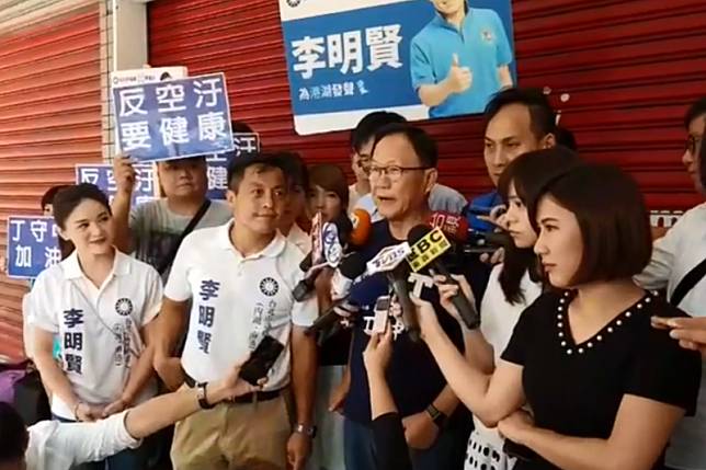 國民黨台北市長參選人丁守中29日上午前往內湖湖光市場，出席「反核食與反空汙公投連署」。會後媒體聯訪時，丁守中指出，他拋出要三方辯論，但柯文哲一直在閃躲。（翻攝自丁守中粉絲團臉書影片）