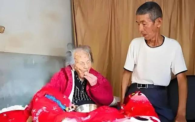 福建人瑞林蛇母（圖左）元旦過世，享嵩壽123歲，圖右是林女小兒子黃春風。