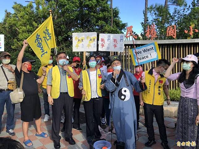 新黨成員扮成道士，到松指部附近抗議裴洛西訪台。(記者王千豪攝)