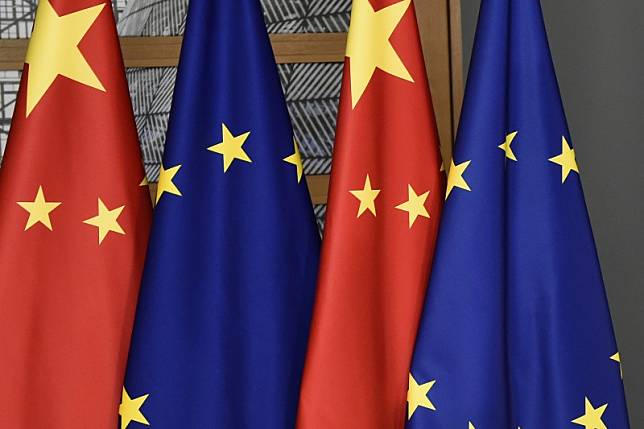 中歐峰會：中國國旗和歐盟旗幟（AP）
