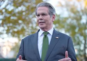 美國財政部長貝森特表示，美國與中國大陸及台灣「都是盟友」，美國對兩邊的關係，都維持不變。