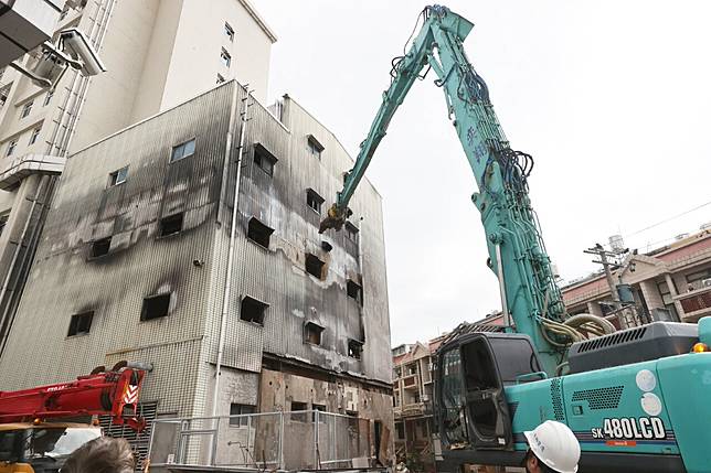 屏東東港安泰醫院在2024年10月發生大火釀9死，燒出醫院多處違建、申報不實，縣府在去年一月執行違建強制拆除。圖／報系資料照