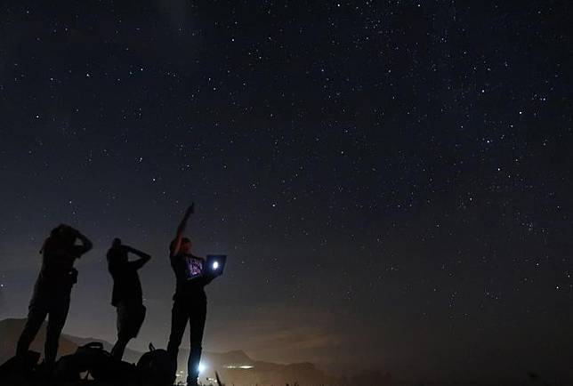 台東夏天重頭戲之一最美星空系列「星空導覽活動」，將於5至9月於池上大坡池、台東市加路蘭等8處觀星點舉行。 圖：台東縣政府交通及觀光發展處／提供