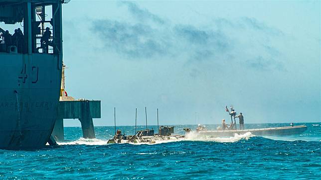  美陸戰隊ACV駛出「哈珀斯費理號」井圍甲板，展開艦岸運動訓練。（取自DVIDS網站）