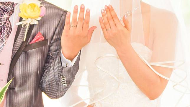 一名人妻抱怨，婆婆在登記結婚當天拿出一張「寫滿神明生日」的紙條，要求她一進門就接手拜拜，掀起一票媳婦怒火。示意圖／取自photoAC