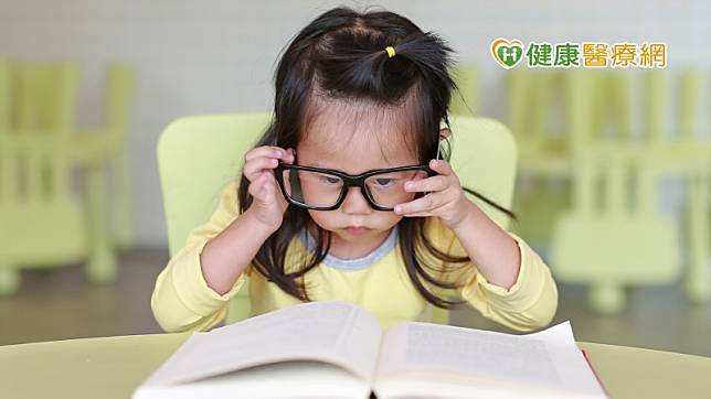 吳佩昌醫師指出，居家防疫讓許多小朋友戶外活動的時間大大減少，近距離用眼如看書、玩3C 的時間大大拉長，上述得研究結果顯示，環境因素的改變對眼睛正在關鍵發育時期的幼童來說，似乎影響更大。提醒家長們，居家防疫，幼兒的視力保健更要注意！