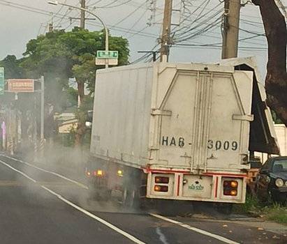 高雄市路竹區發生廢棄物清運車洩漏事件 。   圖：高市環保局提供