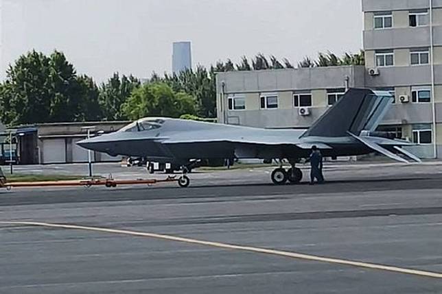 X上消息盛傳，中國第5代戰機「殲-35」已開始量產交付。（取自X平台@clashreport）