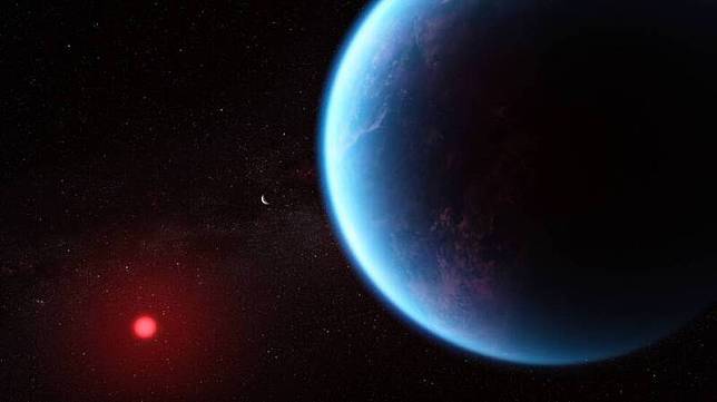 NASA指出，韋伯太空望遠鏡可能已在系外行星K2-18b(左)大氣中偵測到含碳分子，而在地球，分子只能由生命產生。圖為模擬畫面。(取自NASA官網)