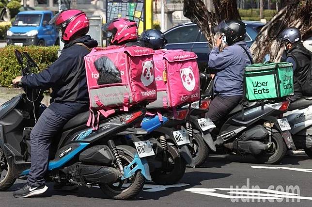 台南市政府訂定自治條例，要求外送平台幫外送員強制投保責任險，Foodpanda挨罰後提行政訴訟告贏市府。示意圖。本報資料照片