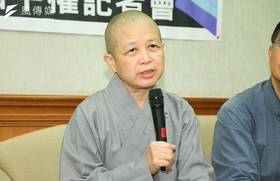 玄奘大學宗教系教授、佛教界法師釋昭慧日前號召民眾「拒領1萬」，並呼籲行政院增設第6選項，讓民眾可以拒領並將款項捐入「國家續命專款」。（資料照，陳明仁攝）