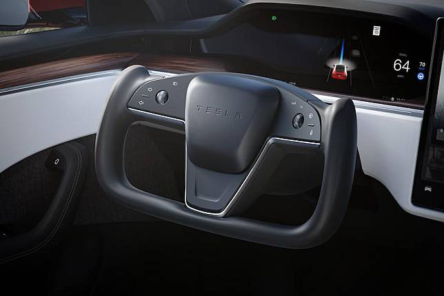 Tesla 替新版 Model S 與 Model X 推出的 Yoke 平把方向盤，外媒毫不留情地批評。