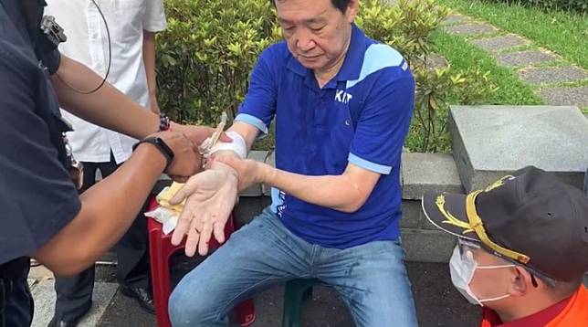 國民黨立委費鴻泰在推擠過程中受傷，警方及醫護人員也隨即為他包紮。