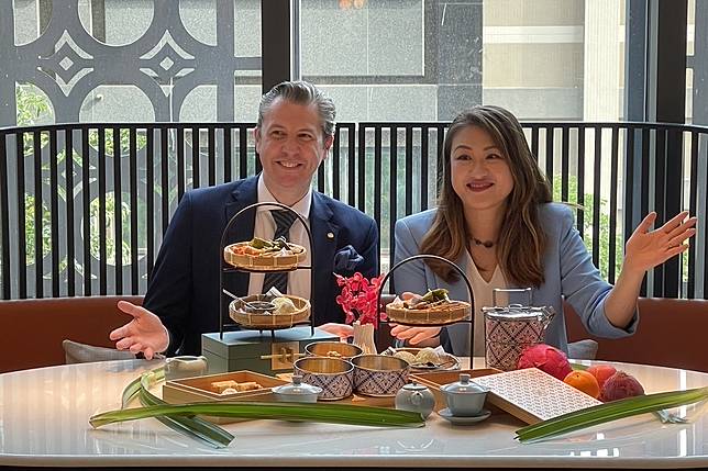高雄洲際酒店總經理Robbert Manussen（左）與高雄市政府觀光局局長高閔琳（右）。（朱窈慧攝）