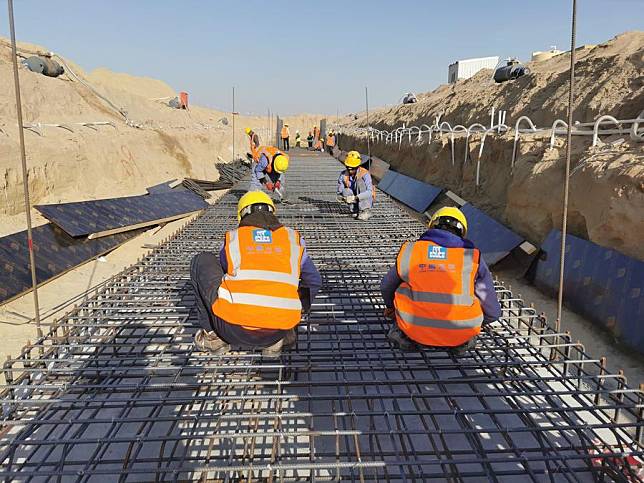 This photo taken on Jan. 27, 2025, shows construction workers at the site of South Sabah Al-Ahmad New City project in Ahmadi Governorate, Kuwait. (Photo by Salah/Xinhua)