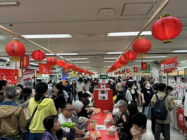 日本京王百貨新宿店慶祝60週年慶，特別打造一座「京王台灣夜市」，販售許多台灣美食和物產，連日來湧入大批日本民眾及旅日台僑，業績超乎預期。中央社記者楊明珠東京攝 113年11月2日