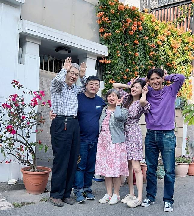 林逸欣(右二)和家人關係緊密。(翻攝自臉書)