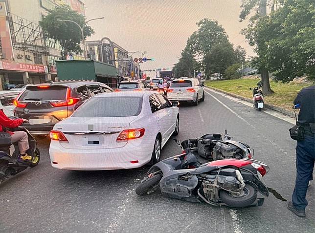 陳男騎機車切換車道時，不慎與同向直行的黃姓女騎士碰撞，兩車同時摔倒，黃女手腳擦傷，發生原因待警方調查釐清。（讀者提供）