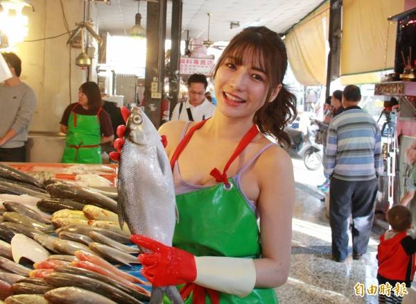 「最美魚販」阿澎在社頭菜市場幫忙家人賣魚。(記者陳冠備攝)