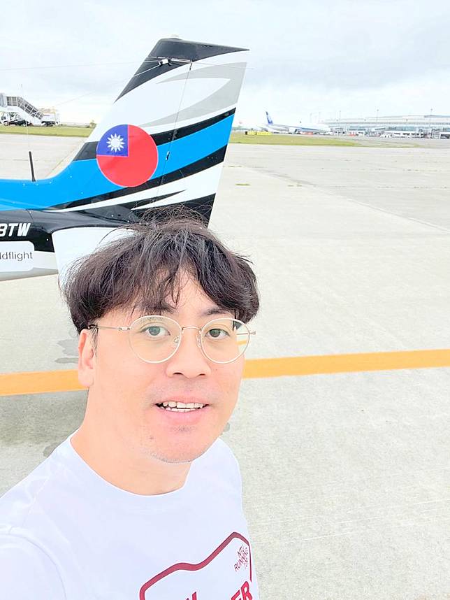 台灣飛行員林睿哲將飛機塗裝「TAIWAN」字樣與台灣國旗圖案，被視為愛國飛行員。翻攝threads rogerworldflight