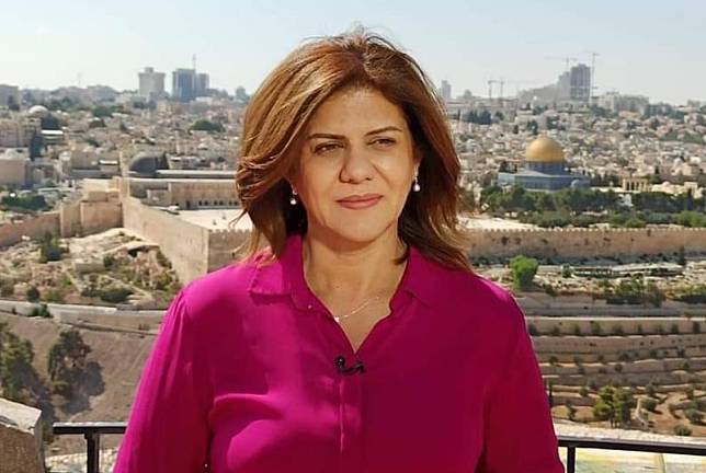 半島電視台記者席琳．阿布．阿克列赫(Shireen Abu Aqleh)遭到以色列軍隊射殺。(圖取自推特)