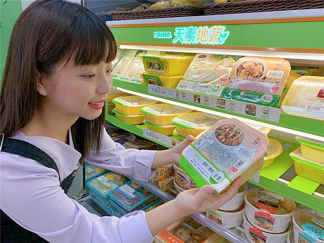 統一超商在鮮食冰箱獨立出「天素地蔬」，除了標籤以外， 讓特殊族群在選購相關商品時一目瞭然。（圖片來源：統一超商提供）