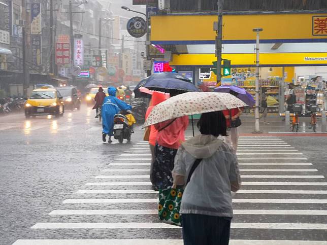 本周將有兩波東北季風報到。（圖：雨天示意圖，黃麗鳳攝）